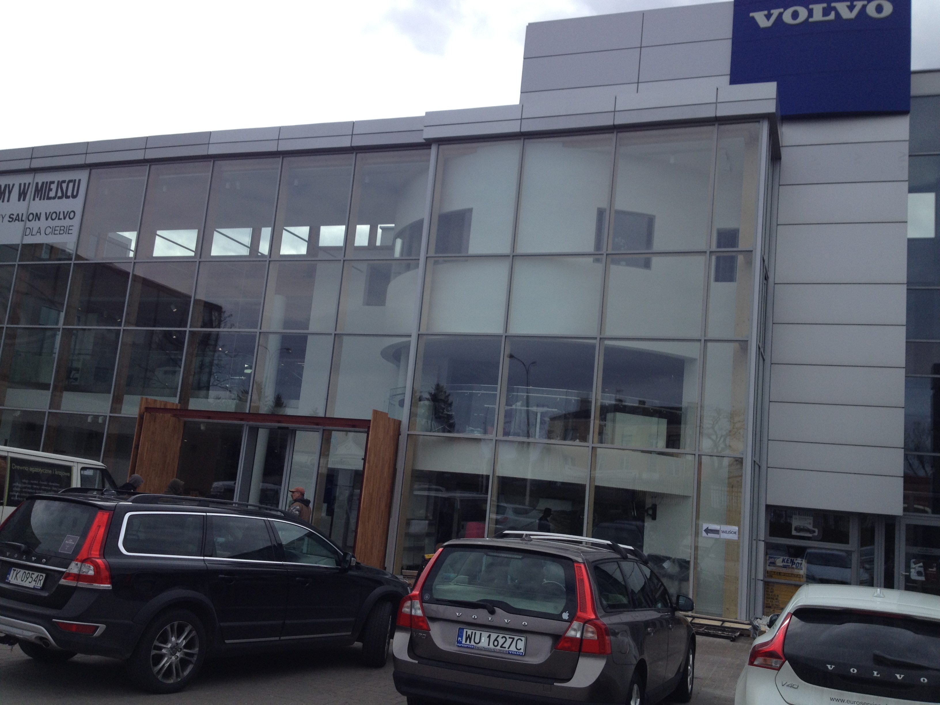 Salon samochodowy Volvo przy ul. Płowiecka 62 w Warszawie